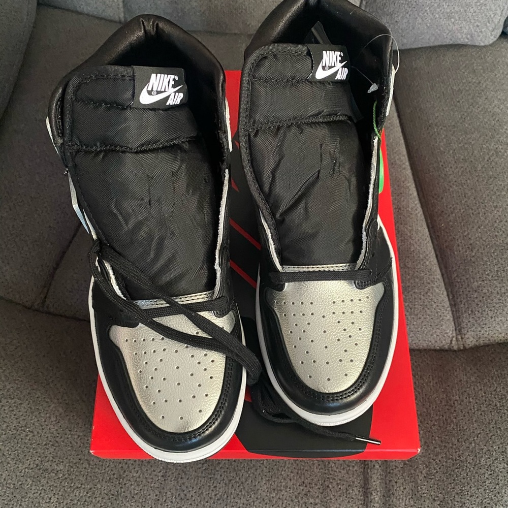 Jordan’s 1s W 7 boys 5 n a half